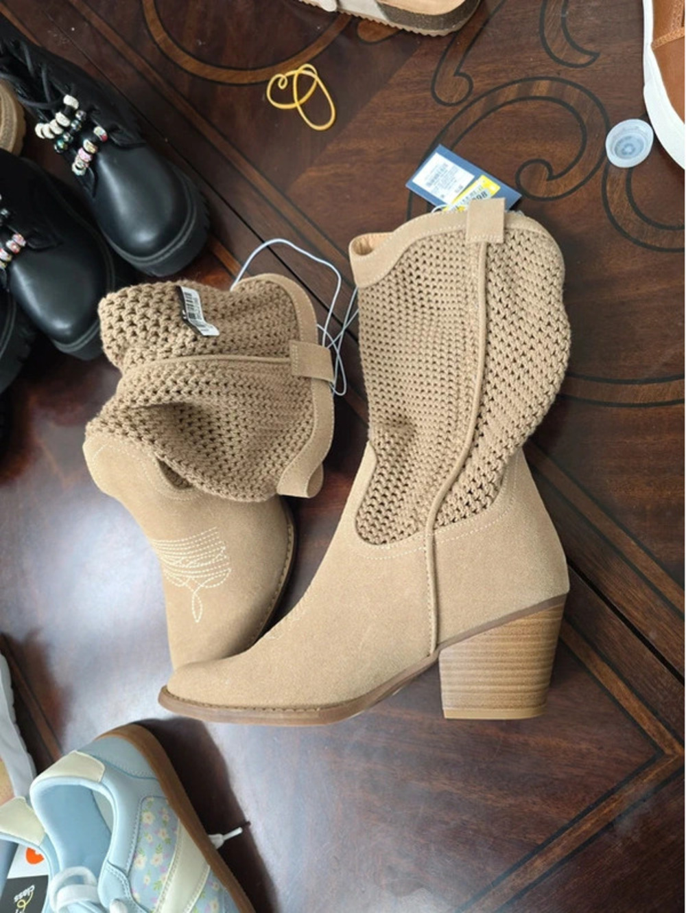 Size 8.5 brand new women's cowboy boots from target.Item 1098 boxG7